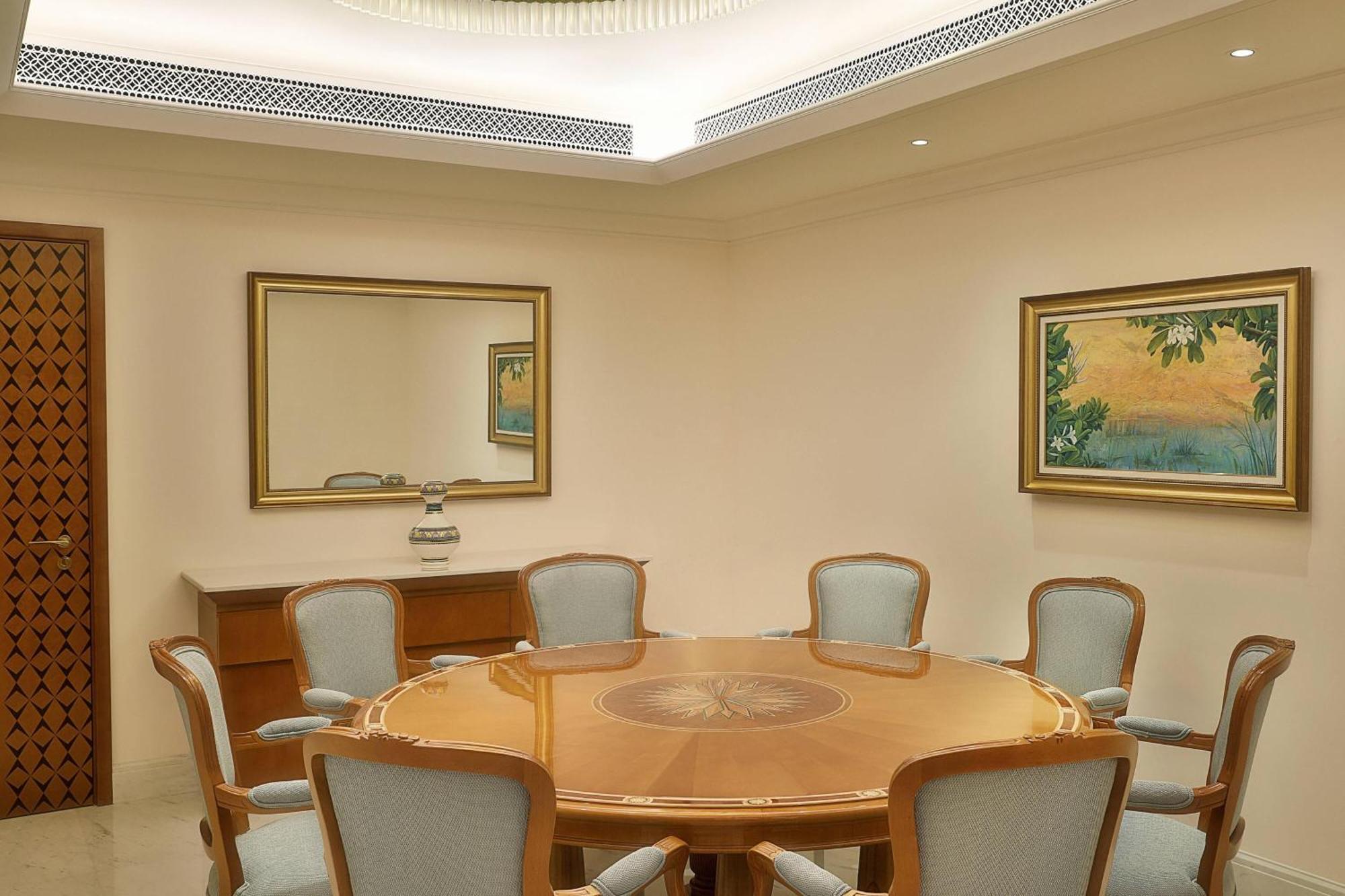 Al Bustan Palace, A Ritz-Carlton Hotel Mascate Esterno foto A meeting room at the residence of the Ambassador of India to the United States
