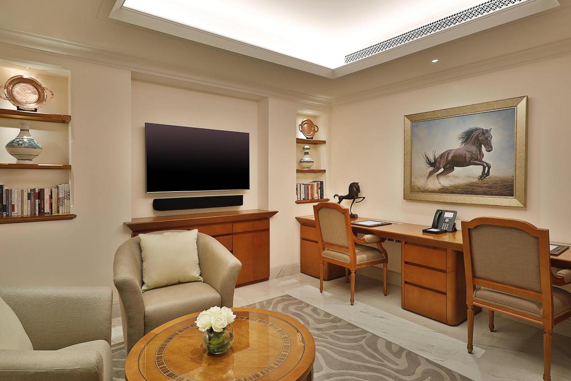 Al Bustan Palace, A Ritz-Carlton Hotel Mascate Esterno foto A study in a suite at the Taj Mahal Palace, Mumbai