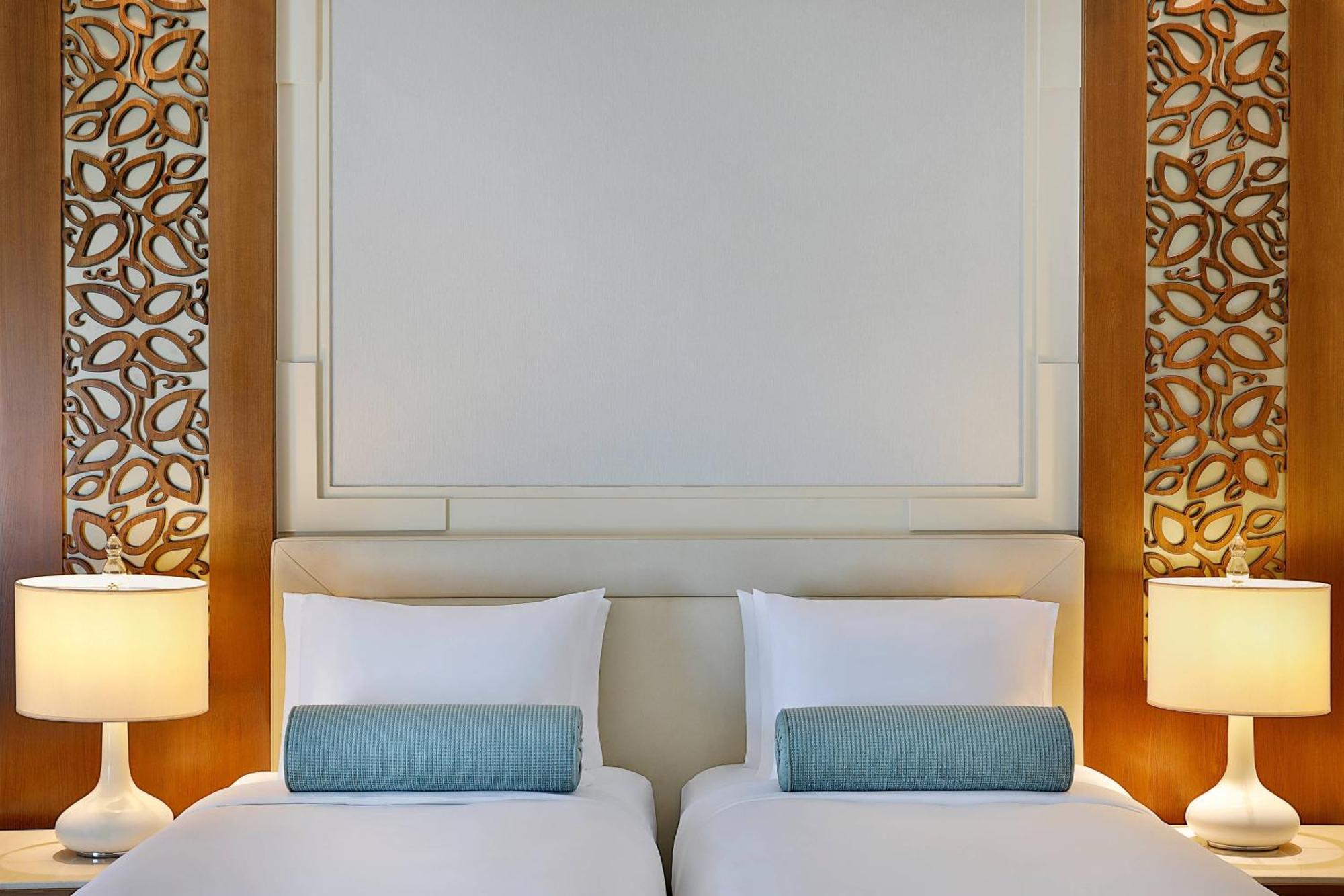 Al Bustan Palace, A Ritz-Carlton Hotel Mascate Esterno foto A bedroom at the hotel