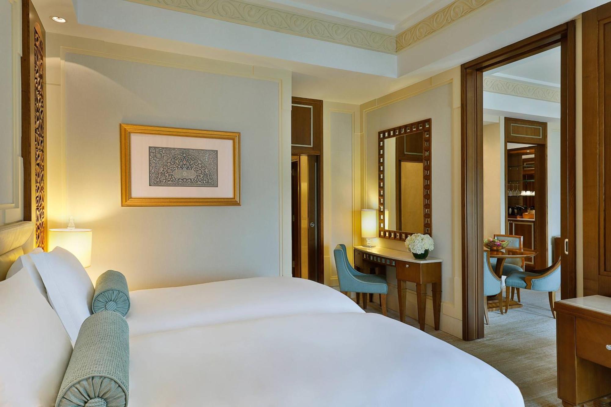 Al Bustan Palace, A Ritz-Carlton Hotel Mascate Esterno foto A bedroom at the Jumeirah Emirates Towers Hotel