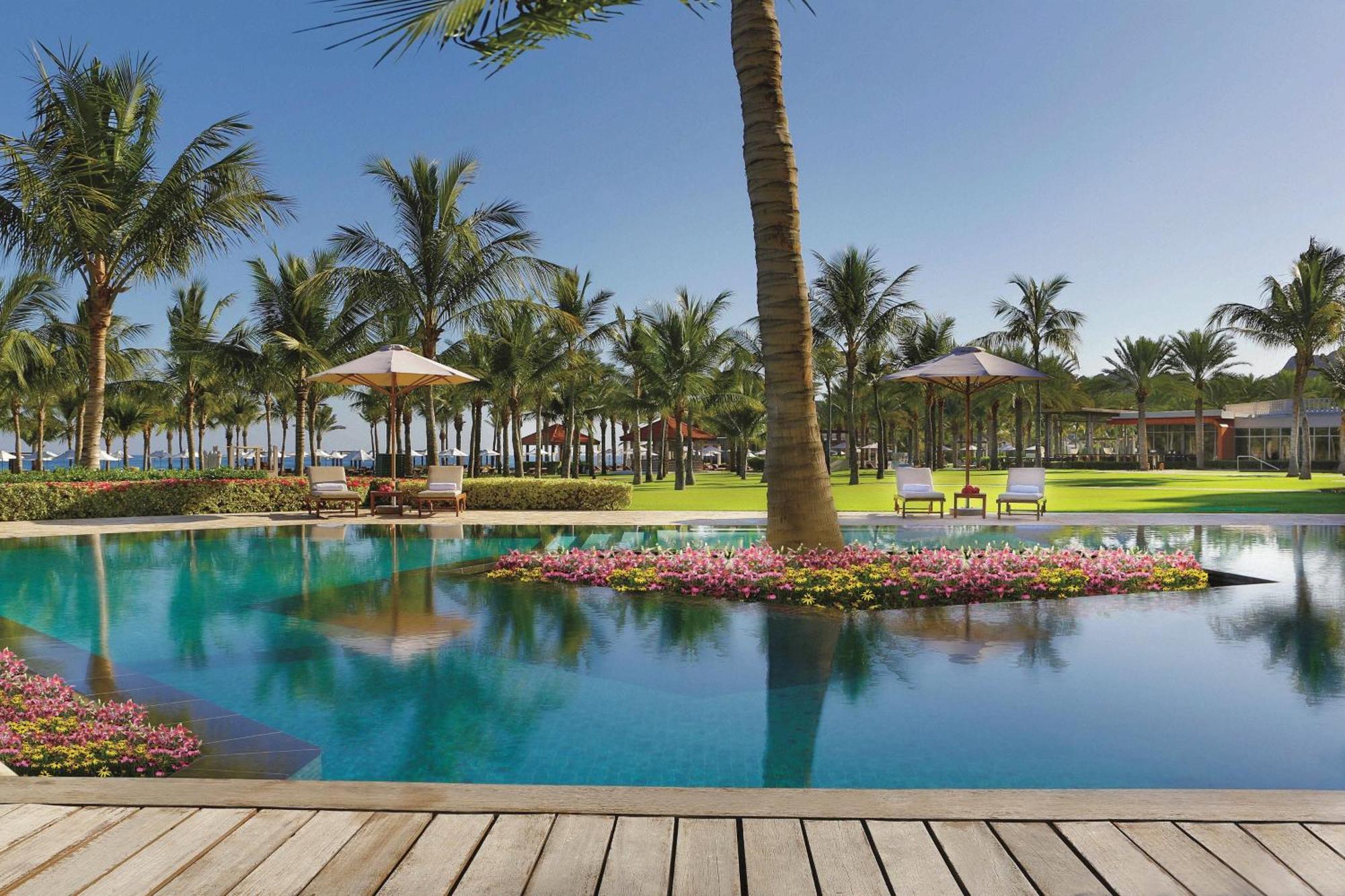 Al Bustan Palace, A Ritz-Carlton Hotel Mascate Esterno foto The pool at the Four Seasons Resort