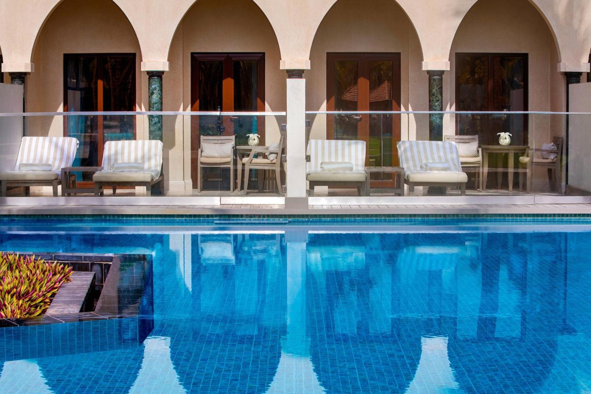 Al Bustan Palace, A Ritz-Carlton Hotel Mascate Esterno foto The swimming pool at the hotel