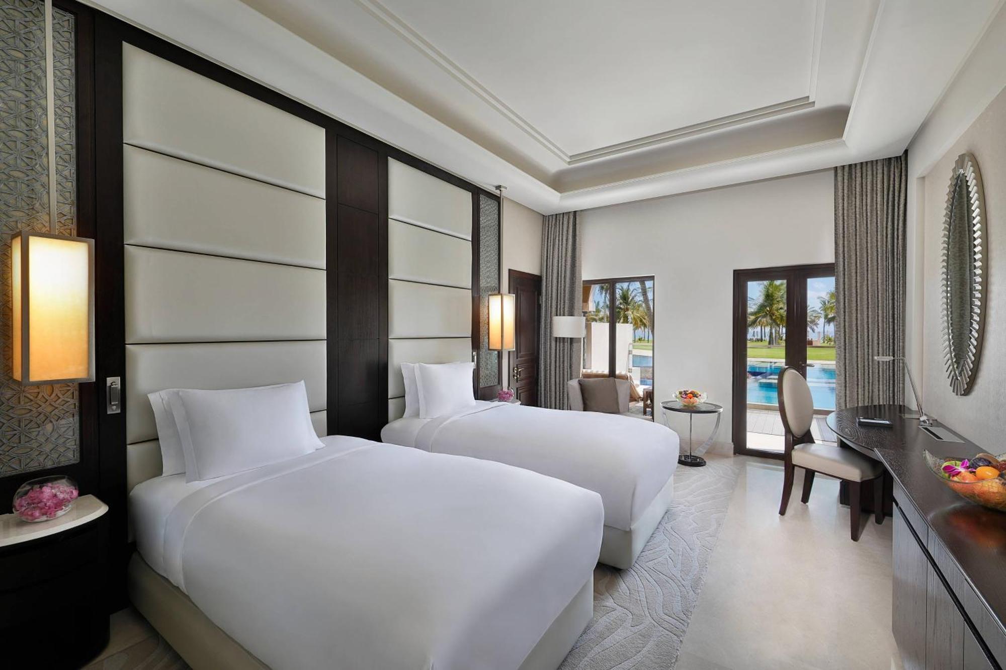 Al Bustan Palace, A Ritz-Carlton Hotel Mascate Esterno foto Deluxe Pool Access Room
