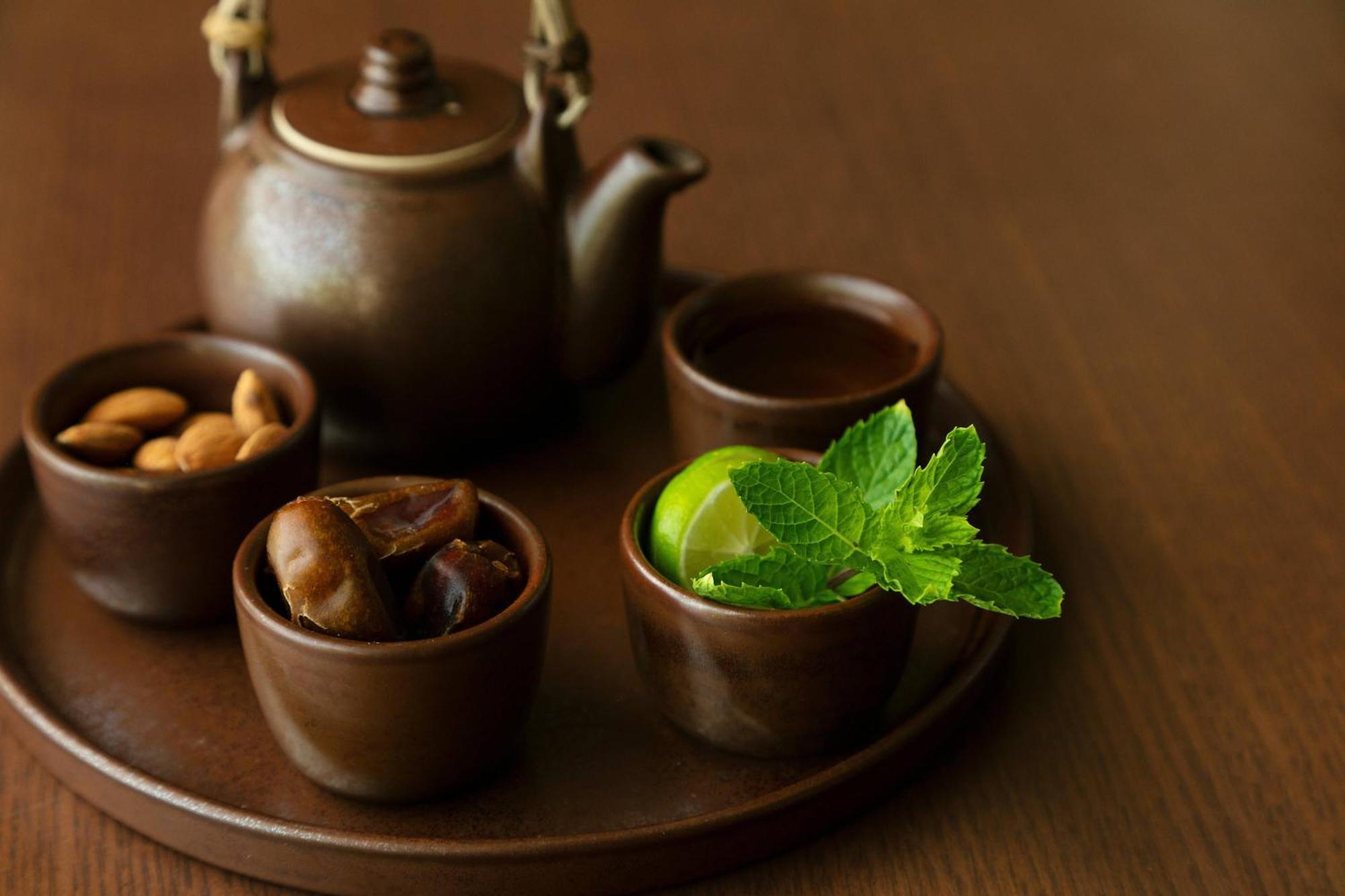 Al Bustan Palace, A Ritz-Carlton Hotel Mascate Esterno foto A Japanese tea set