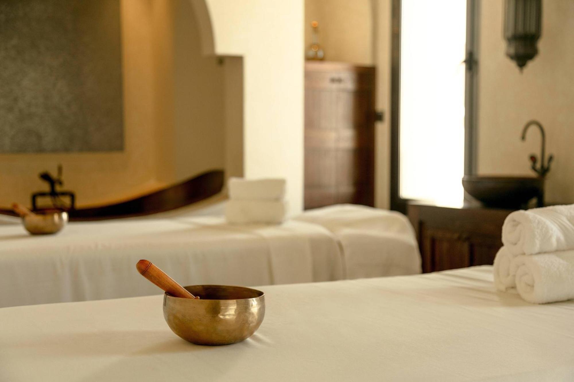Al Bustan Palace, A Ritz-Carlton Hotel Mascate Esterno foto A singing bowl