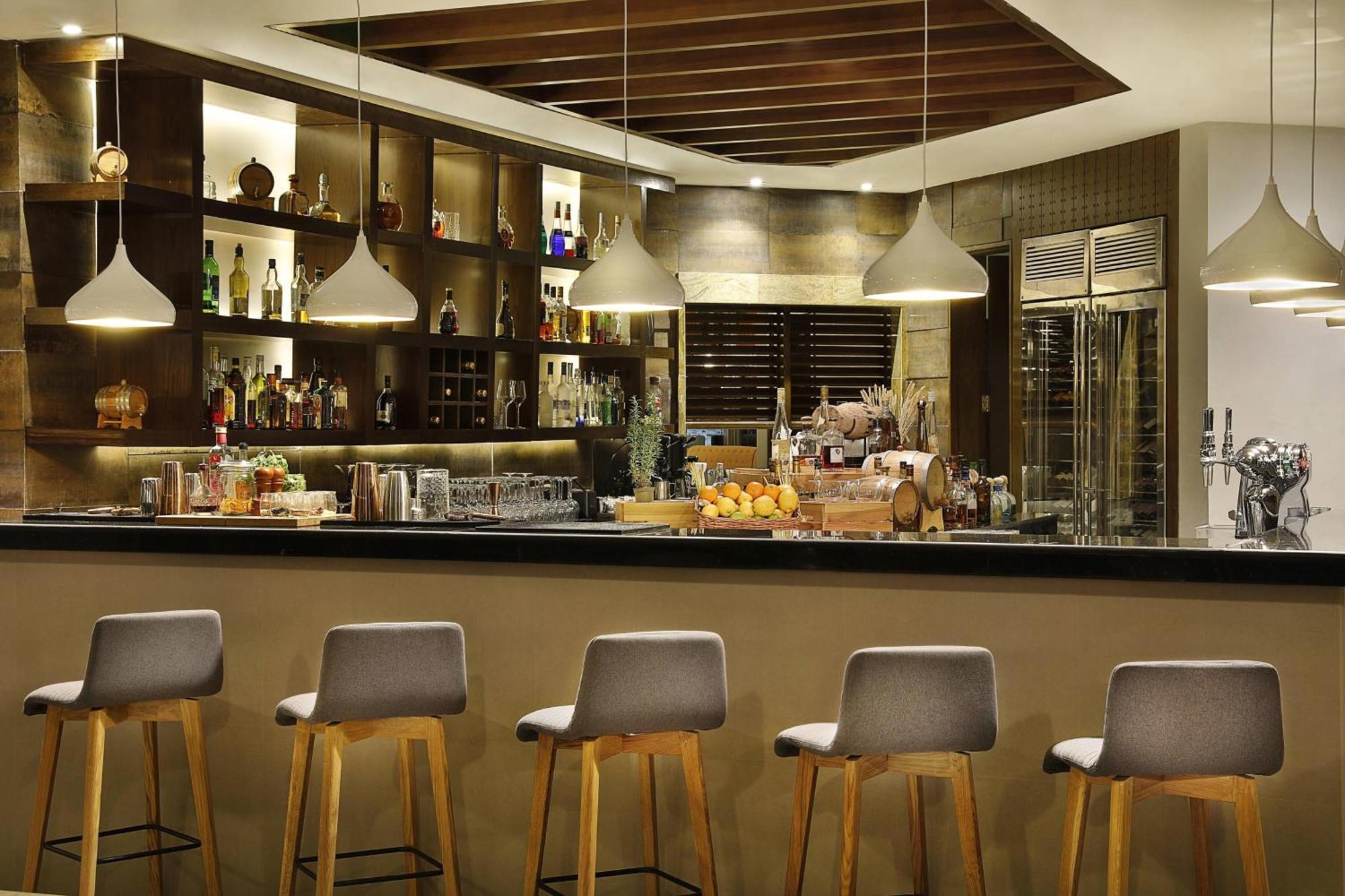 Al Bustan Palace, A Ritz-Carlton Hotel Mascate Esterno foto The bar at the restaurant