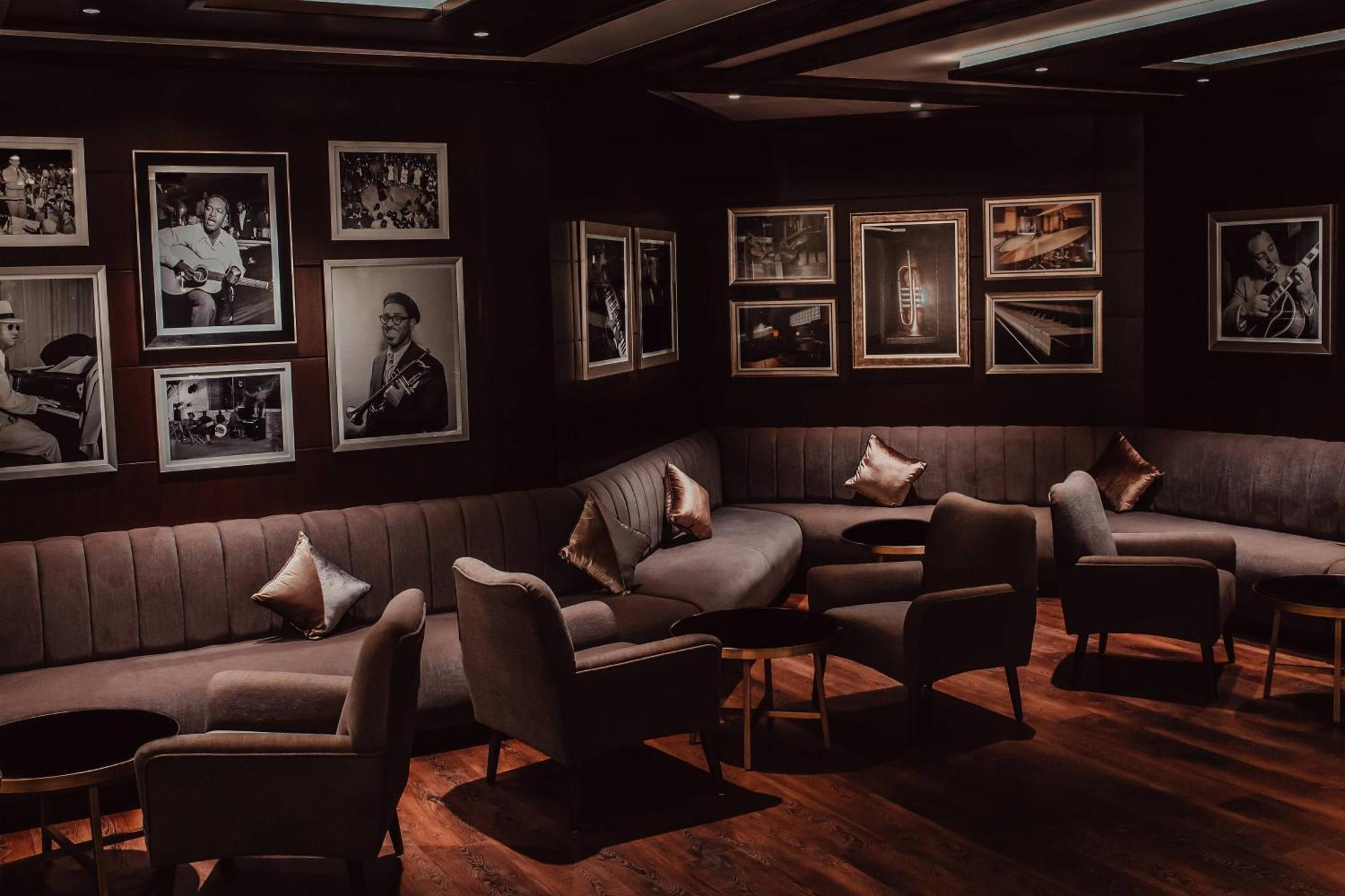 Al Bustan Palace, A Ritz-Carlton Hotel Mascate Esterno foto The interior of the lounge