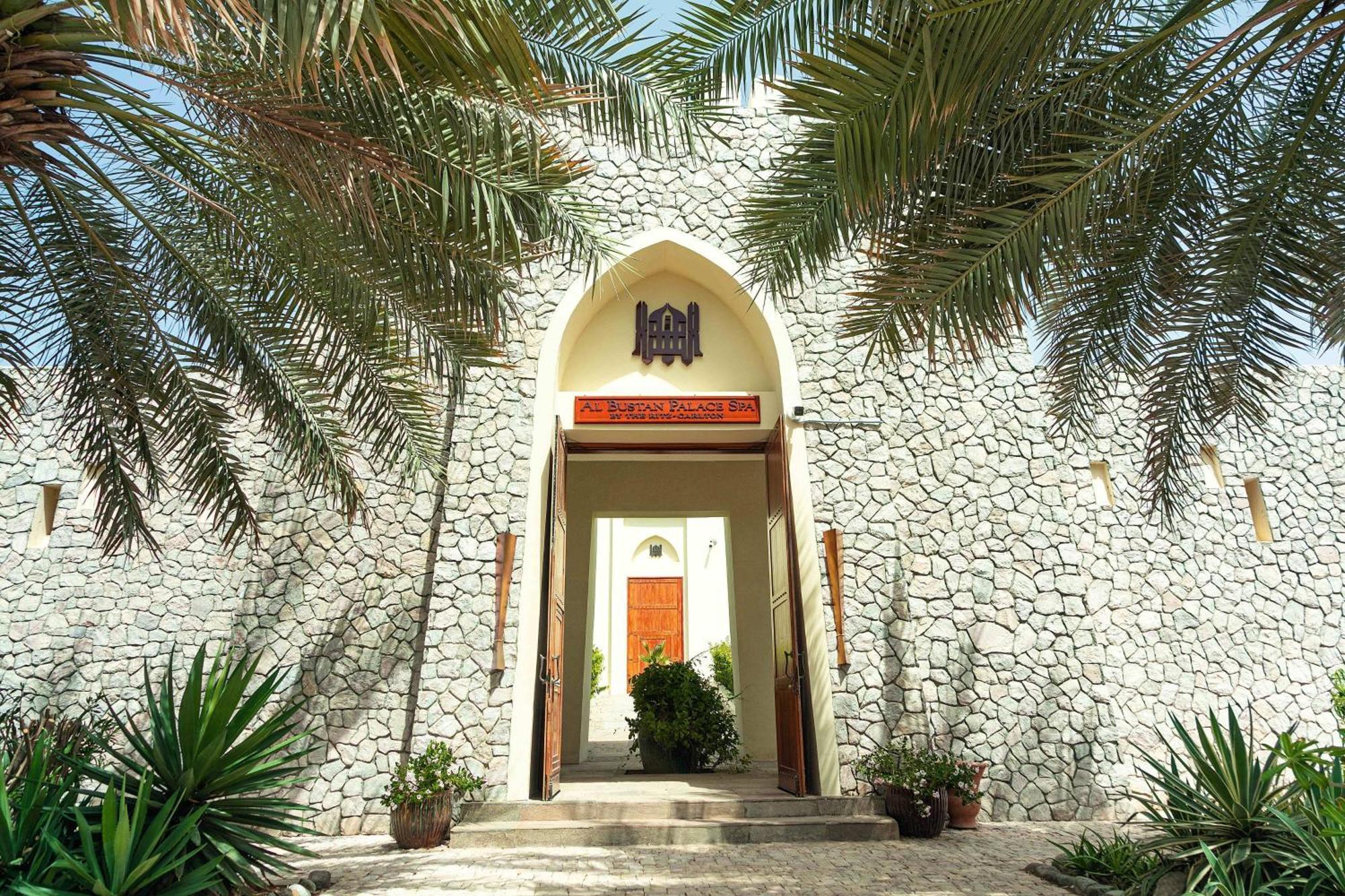 Al Bustan Palace, A Ritz-Carlton Hotel Mascate Esterno foto The entrance of the museum