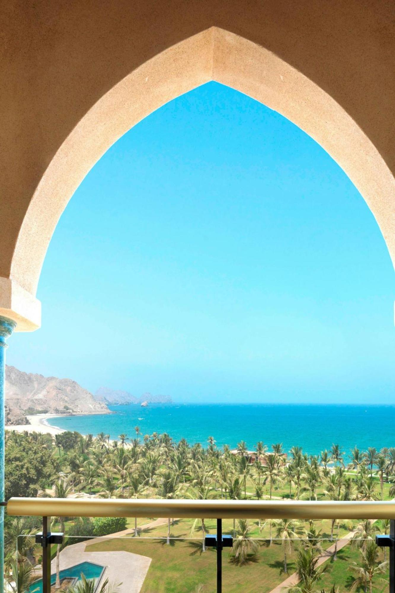 Al Bustan Palace, A Ritz-Carlton Hotel Mascate Esterno foto View of the sea from the hotel