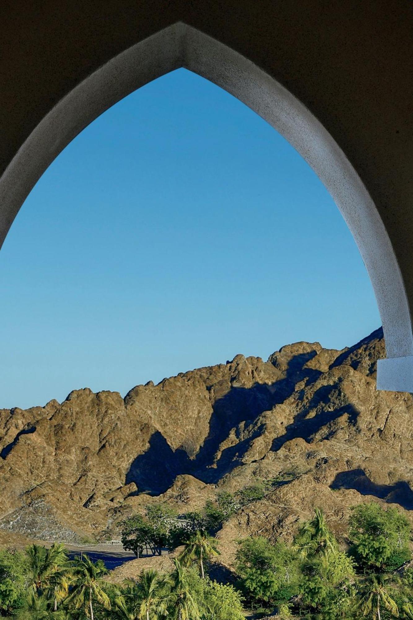 Al Bustan Palace, A Ritz-Carlton Hotel Mascate Esterno foto The view from the top of the arch