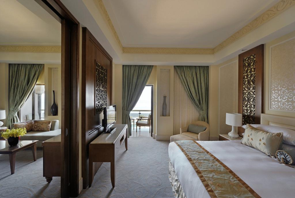 Al Bustan Palace, A Ritz-Carlton Hotel Mascate Camera foto A guest room at the Jumeirah Emirates Towers Hotel